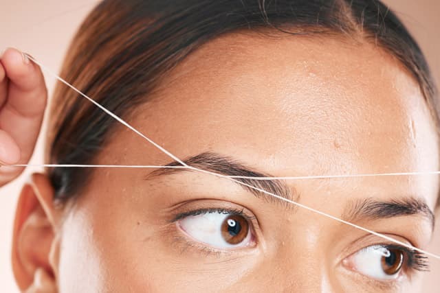 Depilación facial y perfilado de cejas en Lola Castro Peluquería