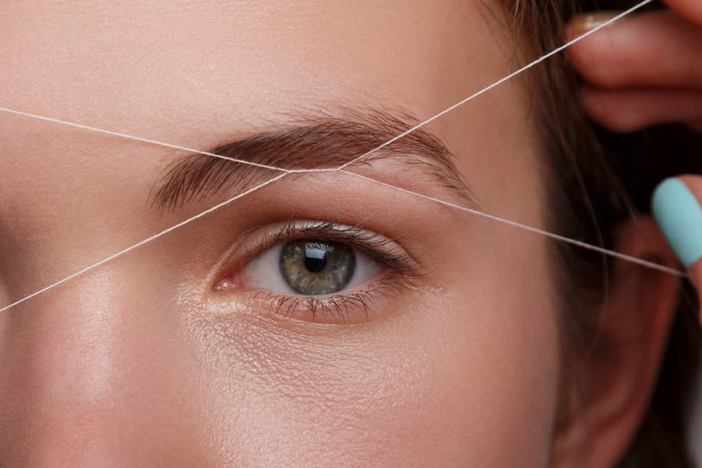 Perfilado de cejas en Lola Castro Peluquería